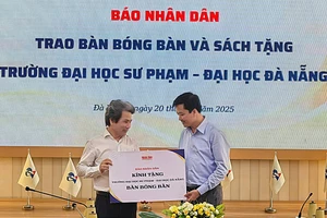 Đồng chí Tạ Quang Dũng trao tặng bàn bóng bàn tiêu chuẩn cho Trường đại học Sư phạm, Đại học Đà Nẵng.