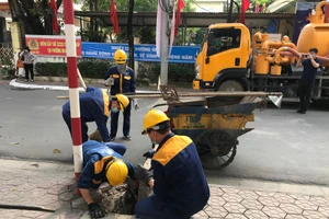 Công nhân Công ty Thoát nước Hà Nội duy trì hệ thống thoát nước. (Ảnh: Ngọc Anh)