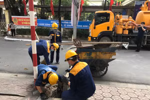 Công nhân Công ty Thoát nước Hà Nội duy trì hệ thống thoát nước. (Ảnh: Ngọc Anh)