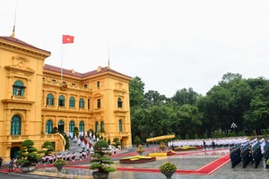 Phủ Chủ tịch nơi diễn ra lễ đón Thủ tướng nước Cộng hòa Singapore Lý Hiển Long cùng Đoàn Đại biểu Singapore.