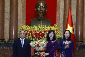 Quyền Chủ tịch nước Võ Thị Ánh Xuân chúc mừng Bộ trưởng Y tế Đào Hồng Lan và Phó Giáo sư, Tiến sĩ, Anh hùng lao động Trần Ngọc Lương, nguyên Giám đốc Bệnh viện Nội tiết Trung ương, đại diện cho đội ngũ y bác sĩ cả nước nhân Ngày Thầy thuốc Việt Nam. (Ảnh: TTXVN)