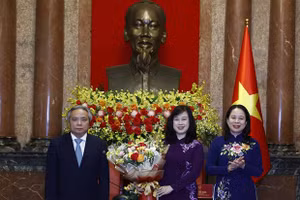 Quyền Chủ tịch nước Võ Thị Ánh Xuân chúc mừng Bộ trưởng Y tế Đào Hồng Lan và Phó Giáo sư, Tiến sĩ, Anh hùng lao động Trần Ngọc Lương, nguyên Giám đốc Bệnh viện Nội tiết Trung ương, đại diện cho đội ngũ y bác sĩ cả nước nhân Ngày Thầy thuốc Việt Nam. (Ảnh: TTXVN)
