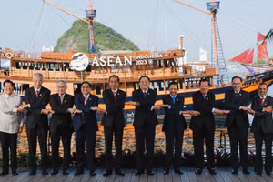 Các nhà lãnh đạo ASEAN chụp ảnh lưu niệm trước khi bắt đầu phiên khai mạc Hội nghị Cấp cao ASEAN 42.