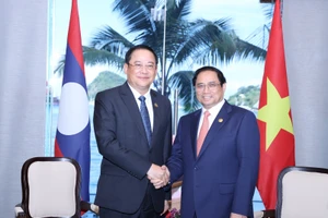 Thủ tướng Phạm Minh Chính và Thủ tướng Sonexay Siphandone tại buổi tiếp.