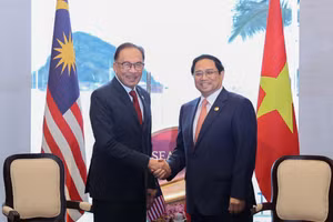 Thủ tướng Phạm Minh Chính và Thủ tướng Malaysia Anwar Ibrahim. 