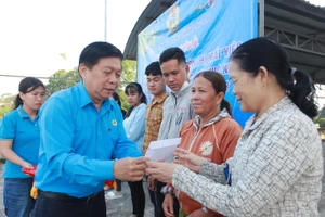  Lãnh đạo Liên đoàn Lao động tỉnh Long An trao tiền hỗ trợ cho công nhân lao động đặc biệt khó khăn bị cắt hợp đồng lao động.