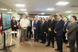 Tổng Bí thư Tô Lâm thăm Trung tâm Công nghệ - Đại học Quốc gia Singapore. (Ảnh TTXVN)