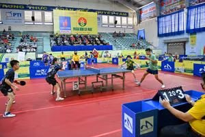 Trận bán kết đôi nam nữ giữa Nguyễn Thị Nga và Lê Đình Đức (bên trái) gặp Tạ Hồng Khánh và Nguyễn Khoa Diệu Khánh.