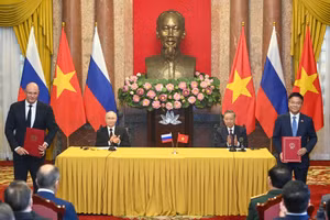 Chủ tịch nước Tô Lâm và Tổng thống Liên bang Nga Vladimir Putin chứng kiến Lễ trao các văn kiện hợp tác Việt Nam-Liên bang Nga.