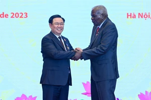 Chủ tịch Quốc hội Cuba Esteban Lazo Hernandez trao tặng Huân chương và chúc mừng Chủ tịch Quốc hội Vương Đình Huệ. (Ảnh Duy Linh) 