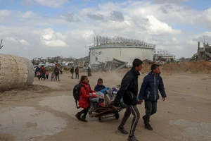 Người dân sơ tán tránh xung đột tại Beit Lahia, Dải Gaza, ngày 20/3. (Ảnh: THX/TTXVN)