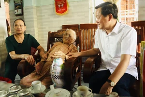 Phó Thủ tướng Lê Minh Khái thăm, động viên Bà mẹ Việt Nam Anh hùng Phan Thị Hựu. 