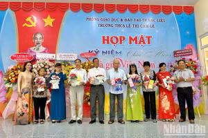 Trưởng Phòng Giáo dục-Đào tạo thành phố Bạc Liêu Trần Bằng Phi tặng hoa và quà các giáo viên đã nghỉ hưu của Trường trung học cơ sở Lê Thị Cẩm Lệ (thành phố Bạc Liêu). (Ảnh Trọng Duy)