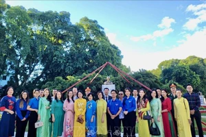 Cán bộ, đảng viên đang sinh hoạt tại các chi bộ thuộc Đại sứ quán và các cơ quan đại diện của Việt Nam ở Cuba tưởng niệm Chủ tịch Hồ Chí Minh tại công viên mang tên Người ở thủ đô La Habana, Cuba. 