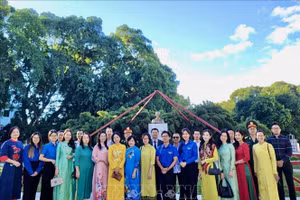 Cán bộ, đảng viên đang sinh hoạt tại các chi bộ thuộc Đại sứ quán và các cơ quan đại diện của Việt Nam ở Cuba tưởng niệm Chủ tịch Hồ Chí Minh tại công viên mang tên Người ở thủ đô La Habana, Cuba. 