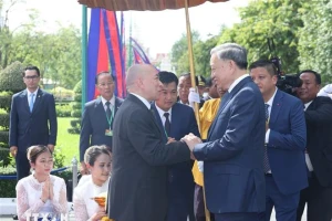 Quốc vương Norodom Sihamoni đón Chủ tịch nước Tô Lâm. Ảnh: TTXVN 