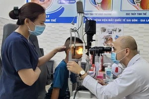 Số lượng trẻ em đến khám đau mắt đỏ tại các bệnh viện chuyên khoa mắt có xu hướng tăng cao. Ảnh:Nguyễn Thảo.