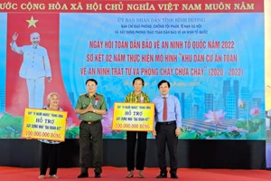 Phó Chủ tịch Ủy ban Trung ương Mặt trận Tổ quốc Việt Nam Nguyễn Hữu Dũng và đại diện Bộ Công an trao hỗ trợ xây dựng nhà Đại đoàn kết cho hộ nghèo.