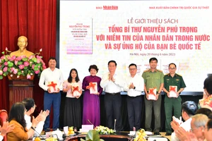 Trưởng Ban Tuyên giáo Trung ương Nguyễn Trọng Nghĩa và Tổng Biên tập Báo Nhân Dân Lê Quốc Minh trao sách tặng đại diện một số cơ quan, địa phương, đơn vị, trường học, thư viện. 