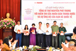 Trưởng Ban Tuyên giáo Trung ương Nguyễn Trọng Nghĩa và Tổng Biên tập Báo Nhân Dân Lê Quốc Minh trao sách tặng đại diện một số cơ quan, địa phương, đơn vị, trường học, thư viện. 
