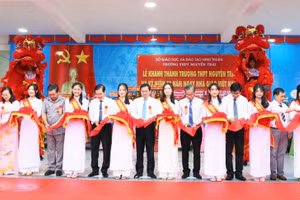 Lãnh đạo tỉnh Ninh Thuận và Ban giám hiệu nhà trường cắt băng khánh thành Trường THPT Nguyễn Trãi. 