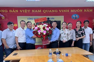 Đoàn Thành ủy-Hội đồng nhân dân-Ủy ban nhân dân-Ủy ban Mặt trận Tổ quốc Việt Nam Thành phố Hồ Chí Minh do đồng chí Nguyễn Văn Dũng, Phó Chủ tịch Hội đồng nhân dân Thành phố Hồ Chí Minh làm trưởng đoàn đến thăm, chúc mừng Cơ quan Thường trực Báo Nhân Dân tại Thành phố Hồ Chí Minh nhân Ngày Báo chí cách mạng Việt Nam.