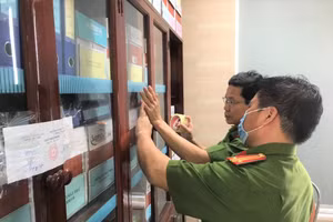 Lực lượng Công an niêm phong tài liệu sổ sách tại một địa điểm trong Chuyên án 920G. 