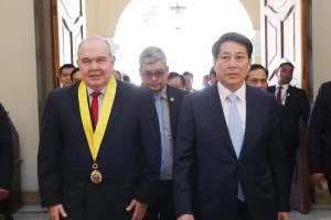 Thị trưởng Thành phố Lima Rafael Lopez đón Chủ tịch nước Lương Cường.