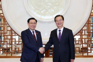 Bí thư Tỉnh ủy Vân Nam Vương Ninh đón Chủ tịch Quốc hội Vương Đình Huệ. (Ảnh: TTXVN)