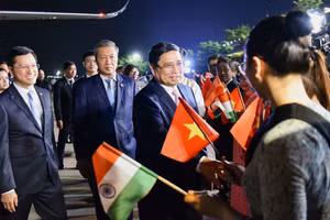 Cán bộ, nhân viên Đại sứ quán Việt Nam tại Ấn Độ đón Thủ tướng Phạm Minh Chính tại Sân bay quân sự Palam ở Thủ đô New Delhi. 