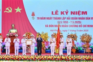 Chủ tịch nước Lương Cường trao Huân chương Hồ Chí Minh tặng Quân chủng Hải quân.