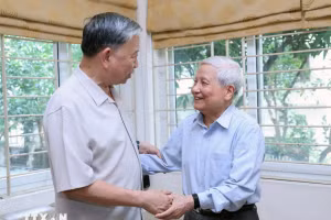 Chủ tịch nước Tô Lâm thăm, chúc mừng Nhà báo Hà Đăng, nguyên Ủy viên Trung ương Đảng, nguyên Trưởng Ban Tư tưởng Văn hóa Trung ương, nguyên Tổng Biên tập Báo Nhân Dân. (Ảnh: TTXVN)