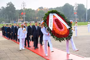 Tổng Bí thư, Chủ tịch Trung Quốc Tập Cận Bình cùng Đoàn đại biểu cấp cao Trung Quốc đến đặt vòng hoa và vào Lăng viếng Chủ tịch Hồ Chí Minh.