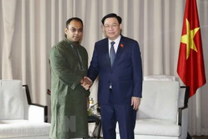 Chủ tịch Quốc hội Vương Đình Huệ tiếp Chủ tịch Phòng Thương mại và Công nghiệp Dhaka Md. Sameer Sattar. (Ảnh: TTXVN)