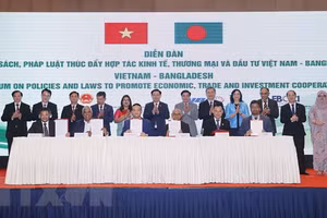 Chủ tịch Quốc hội Vương Đình Huệ và đại biểu chứng kiến Lễ ký Thỏa thuận hợp tác trong một số lĩnh vực. (Ảnh: TTXVN)