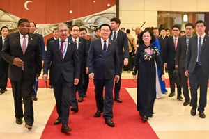 Chủ tịch Quốc hội Vương Đình Huệ, Chủ tịch Liên minh Nghị viện Thế giới Duarte Pacheco cùng các đại biểu dự lễ khai mạc.