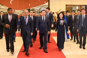 Chủ tịch Quốc hội Vương Đình Huệ, Chủ tịch Liên minh Nghị viện Thế giới Duarte Pacheco cùng các đại biểu dự lễ khai mạc.