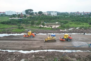 Công trường thi công dự án đường Vành đai 4-Vùng Thủ đô tại Hà Nội trong những ngày Tết Nguyên đán Giáp Thìn. Ảnh: Quốc Toản