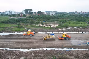 Công trường thi công dự án đường Vành đai 4-Vùng Thủ đô tại Hà Nội trong những ngày Tết Nguyên đán Giáp Thìn. Ảnh: Quốc Toản