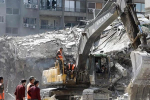 Hiện trường vụ tấn công tòa nhà trong khuôn viên Đại sứ quán Iran ở Syria.