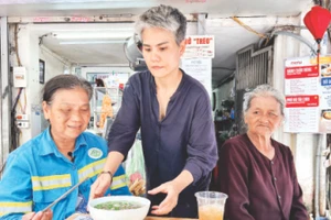 Chị Nguyễn Cát Lệ bưng bát phở nóng hổi phục vụ thực khách.