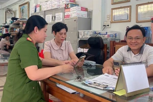 Công an phường An Hòa hướng dẫn người dân đóng góp ý kiến sửa đổi Hiến pháp năm 2013 qua ứng dụng VNeID