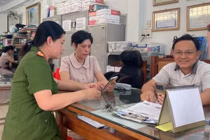 Công an phường An Hòa hướng dẫn người dân đóng góp ý kiến sửa đổi Hiến pháp năm 2013 qua ứng dụng VNeID