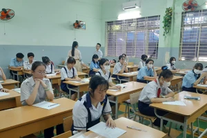 Thí sinh tham dự kỳ thi lớp 10 công lập năm 2024-2025 tại điểm thi Trường trung học cơ sở Colette, quận 3, Thành phố Hồ Chí Minh.