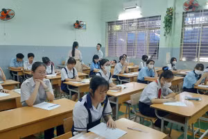 Thí sinh tham dự kỳ thi lớp 10 công lập năm 2024-2025 tại điểm thi Trường trung học cơ sở Colette, quận 3, Thành phố Hồ Chí Minh.