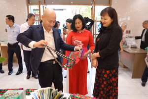 Các đại biểu tham quan các sản phẩm đặc trưng của vùng đồng bào dân tộc thiểu số và miền núi tỉnh Cao Bằng