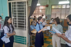 Thí sinh Thành phố Hồ Chí Minh làm thủ tục thi môn Ngữ văn kỳ thi tuyển sinh lớp 10 năm 2024.