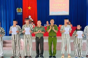 Công an Thành phố Hồ Chí Minh trao quyết định đặc xá cho các phạm nhân tại Trại tạm giam Bố Lá. (Ảnh: Công an cung cấp)