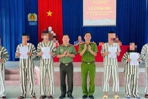 Công an Thành phố Hồ Chí Minh trao quyết định đặc xá cho các phạm nhân tại Trại tạm giam Bố Lá. (Ảnh: Công an cung cấp)