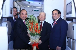 Chủ tịch nước Nguyễn Xuân Phúc, Thủ tướng Chính phủ Phạm Minh Chính đón và tặng hoa Tổng Bí thư Nguyễn Phú Trọng. (Ảnh: TTXVN) 